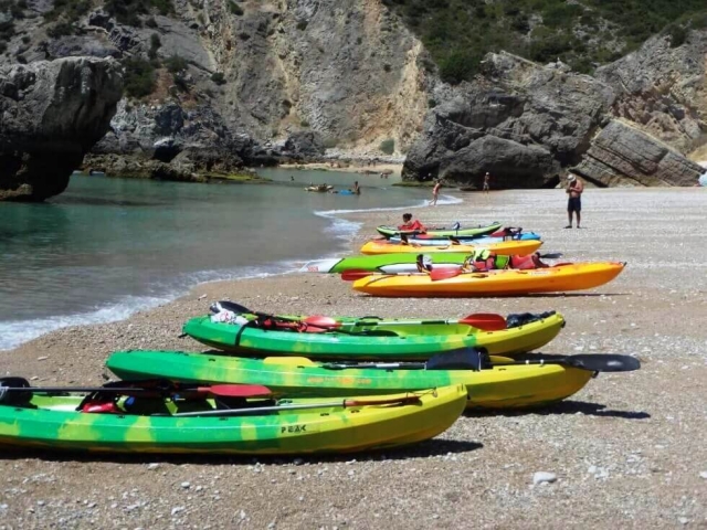 Kayaks en la orilla