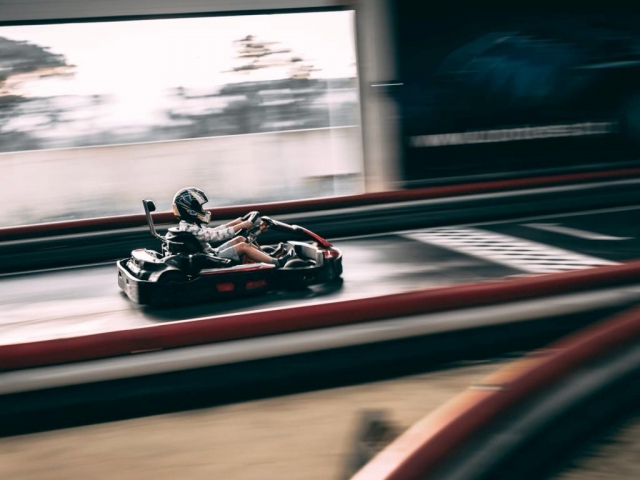 Pilotando el kart en pista cubierta