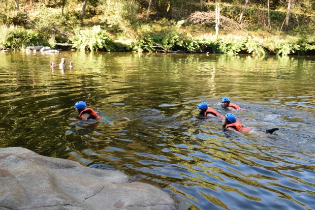 Nadar en las aguas de la orilla del río 