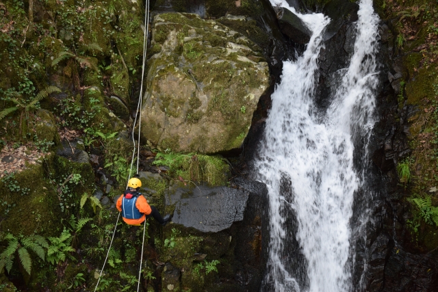 Rappel en la cascada 