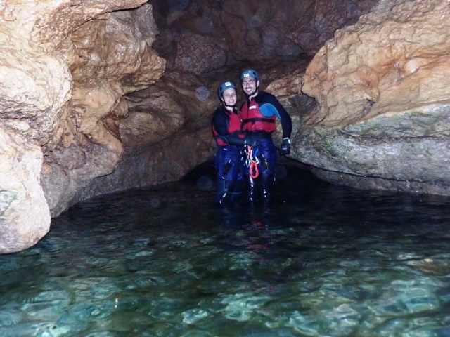 Pareja disfrutando del coasteeringen la gruta