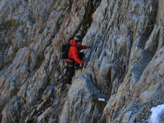 Hombre avanzando por la vía ferrata