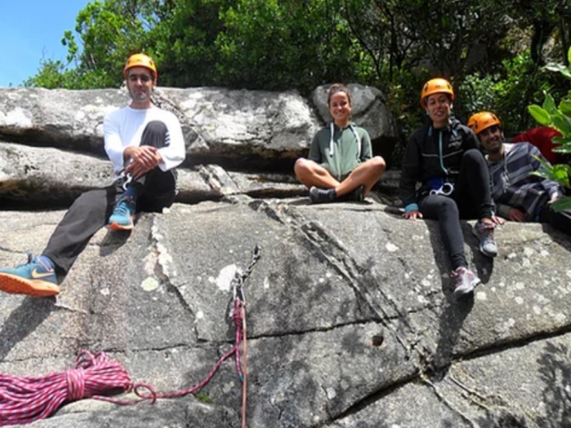 Sentados sobre las rocas
