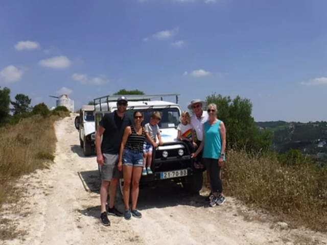La familia duranle la excursión en Jeep