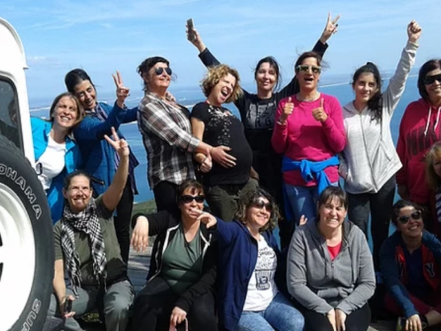 Grupo de mujes duranle la ruta en Jeep
