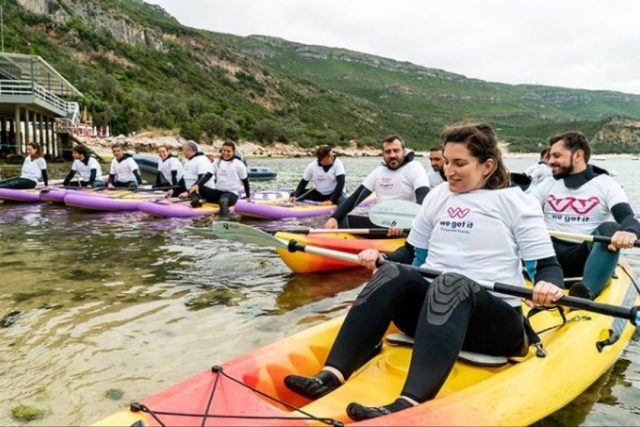 El grupo subido a los kayaks