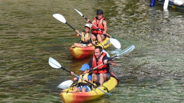 Familia disfrutando de los kayaks