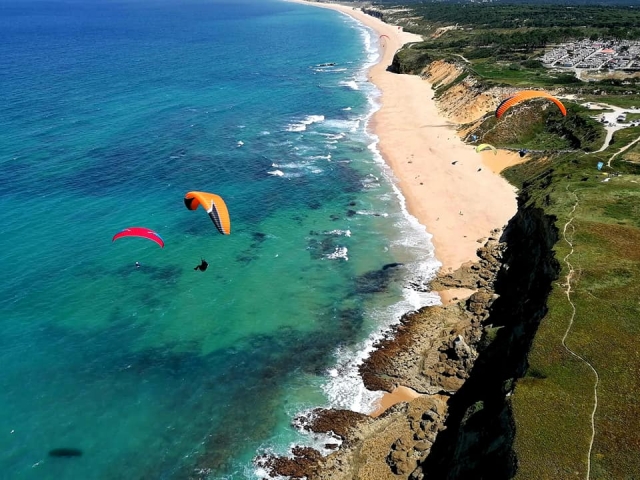 Volando con el parapenle en Portugal