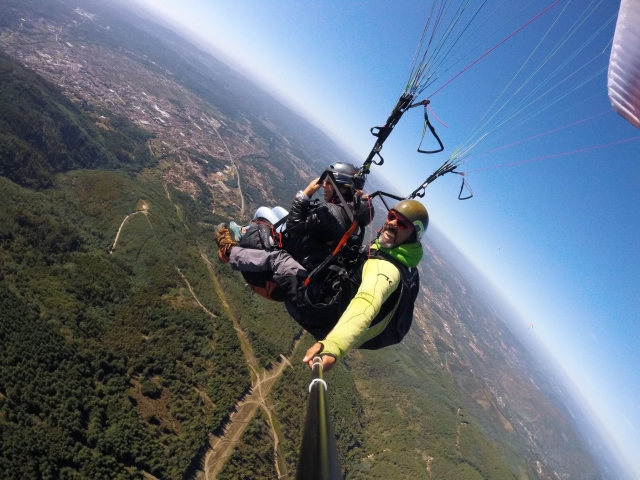 Volando con el parapenle en Portugal