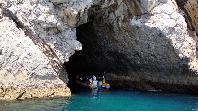 Entrando a la gruta en barco