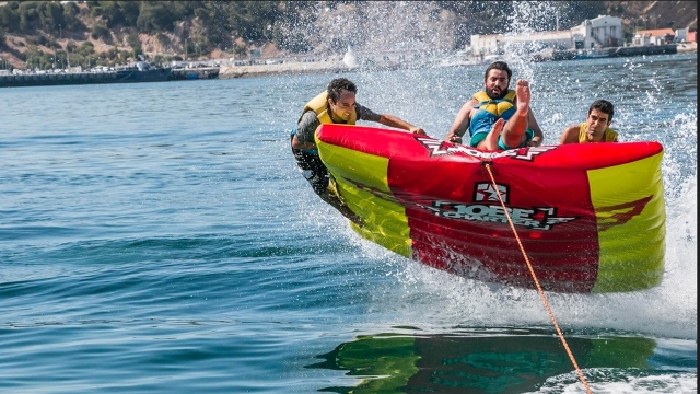 Saltando en el hinchable en el mar