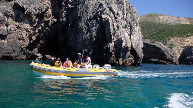 Visitando cueva en barco en Arrábida