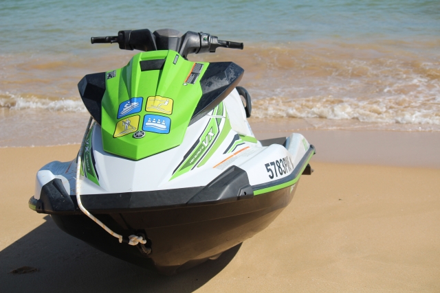 jet ski en la orilla