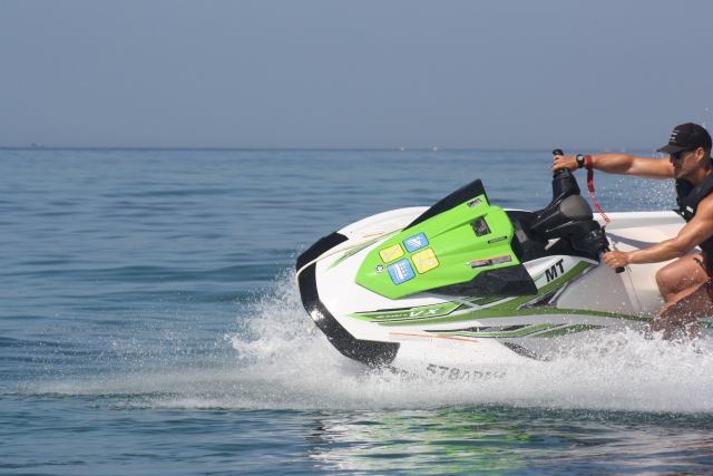 girando con la jetski