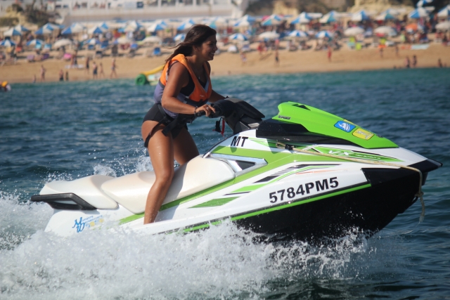 disfrutando de la jet ski