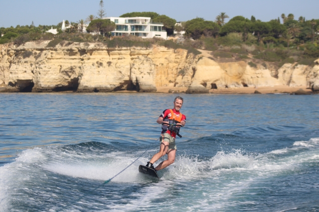 con el wakeboard en Algarve