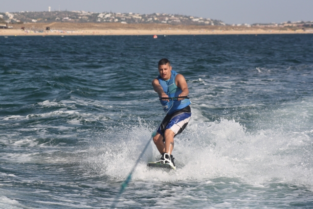chico practicando wakeboard