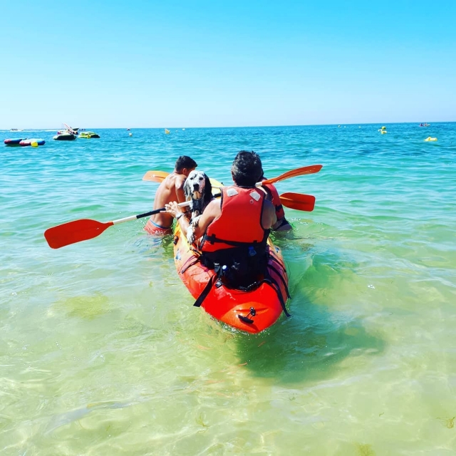 en el kayak con el perro