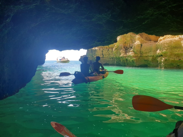 dentro de la gruta en kayak