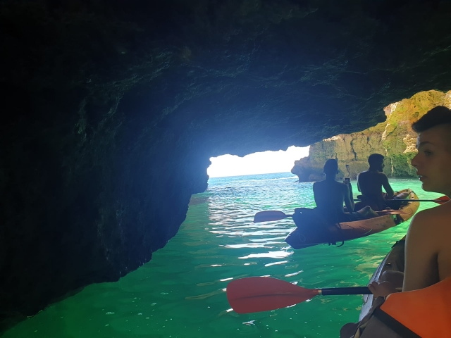 dentro de las cueva