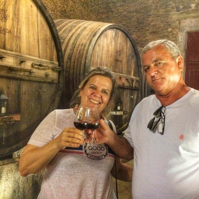 brindis en la bodega