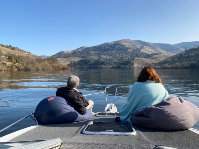 dando un paseo en barco privado