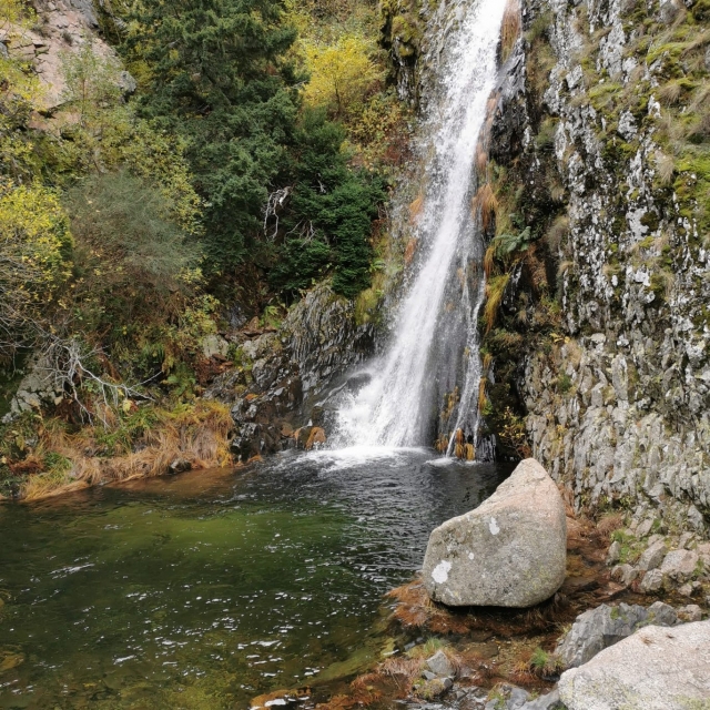cascada sobre la ladera