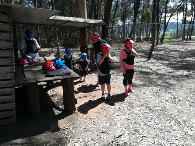 Partida de gotcha con niños