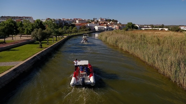 por el río con el barco