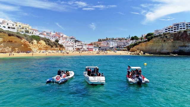 barcos en la playa