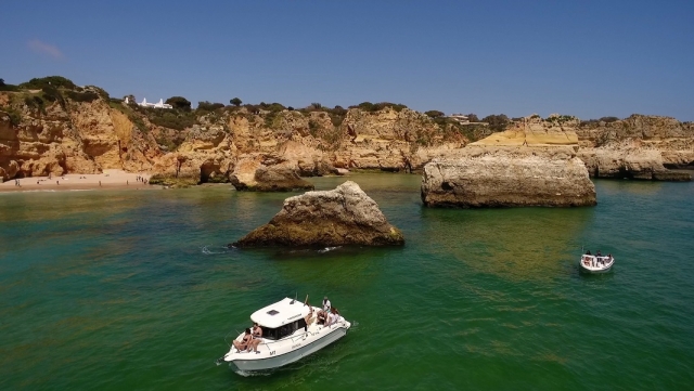 visitando calas y cueva