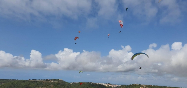 Parapentes en el cielo