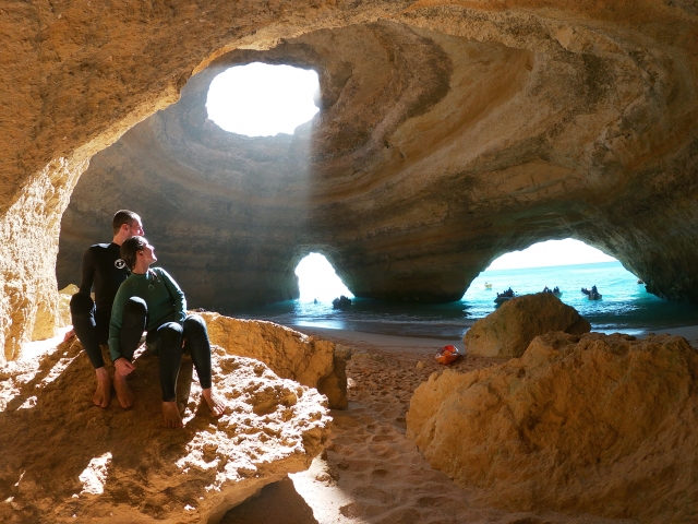 Sobre la roca de la cueva