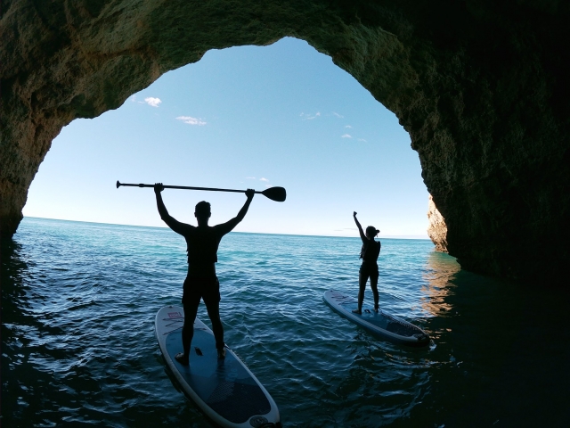 Practicando paddle board en el Algarve