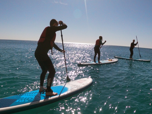 Remando en el paddle board