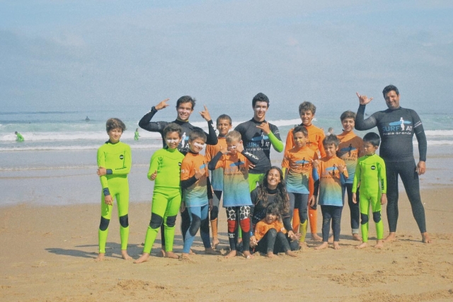 foto  de equipo tras surfear