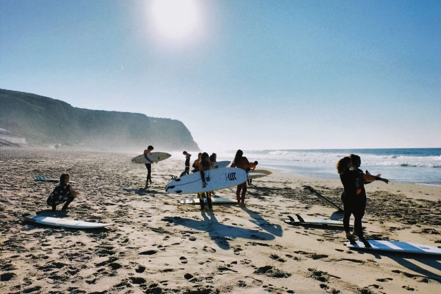 amigos entre olas