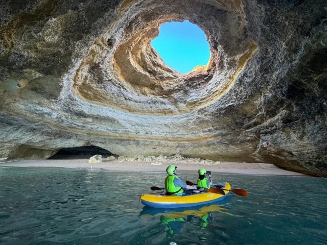 Explorando el interior de las Cueva de Bengil subidos en kayak