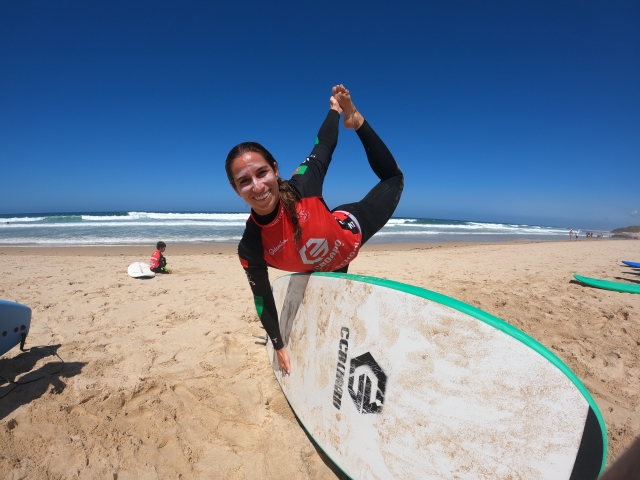 Con la tabla de surf