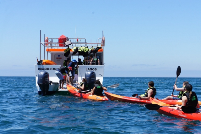 Bajando del catamarán en kayak
