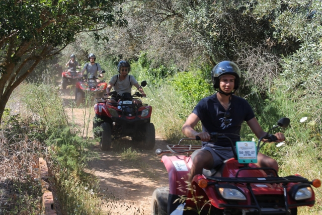Manejando los cuatrimotos por el campo
