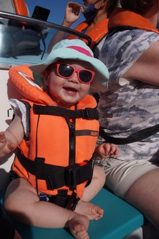  Niños disfrutando del paseo en barco 