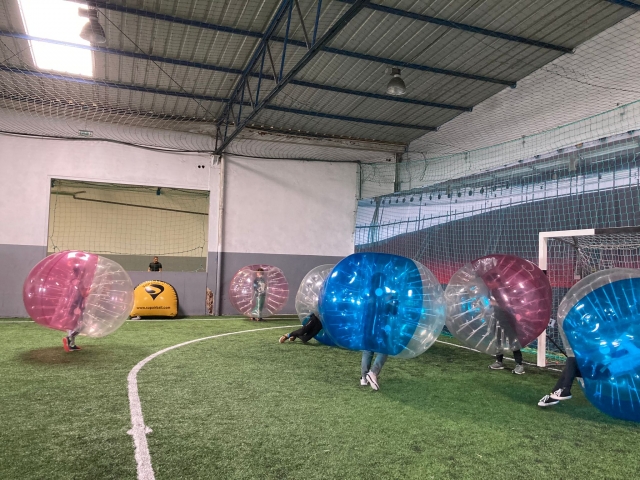 Jugando con las pelotas de zorb
