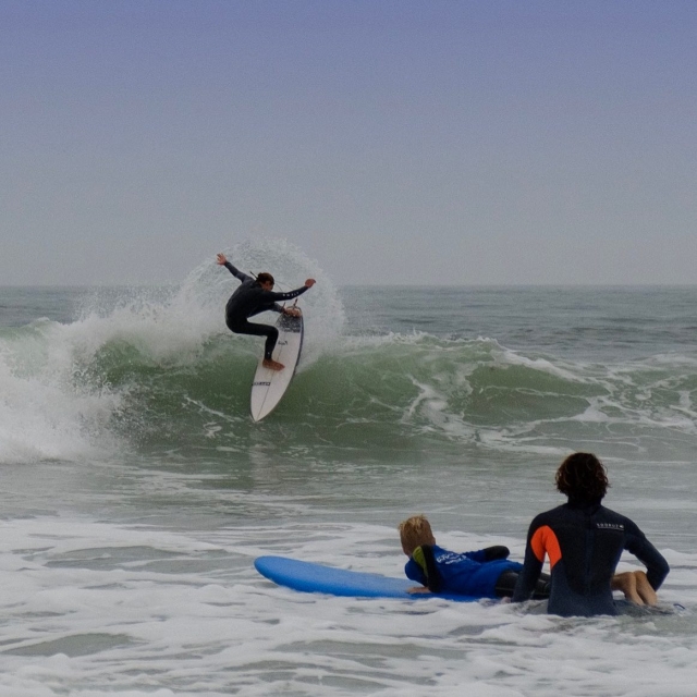 Surfeando en la playa de Lisboa