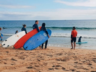 Clase de surf grupal en Playa de Carcavelos de 2h