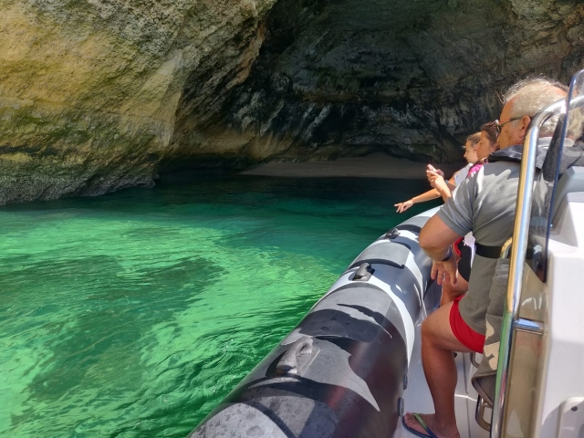 Visitando en barco las cueva del Algarve