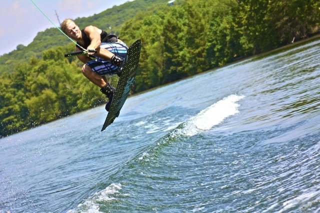 Saltando con la tabla de wakeboard