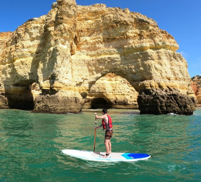 Descubre el Algarve subido a una tabla de SUP