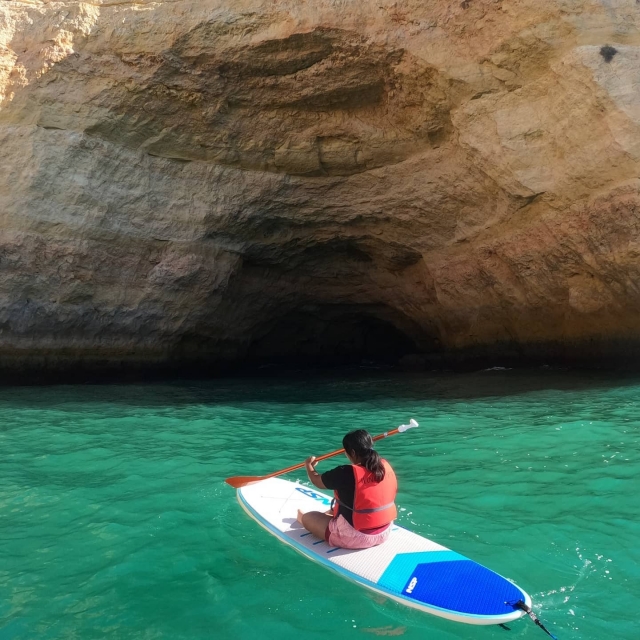Remando en aguas cristalinas
