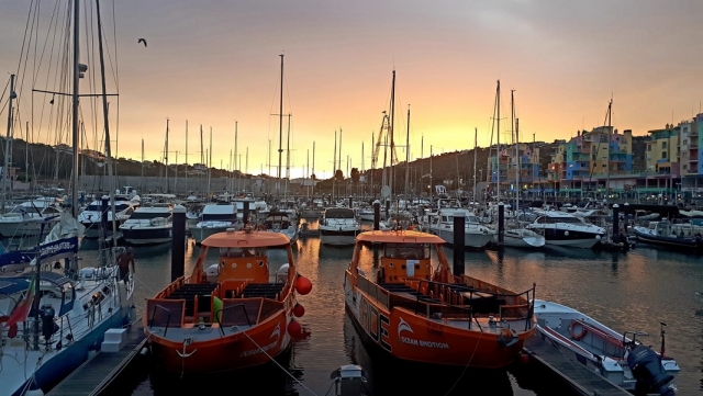 El puerto duranle el atardecer